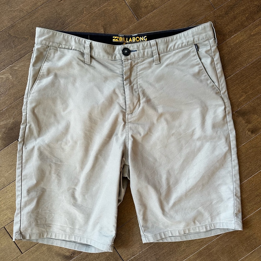 Mens Billabong shorts. Size 34. GUC.